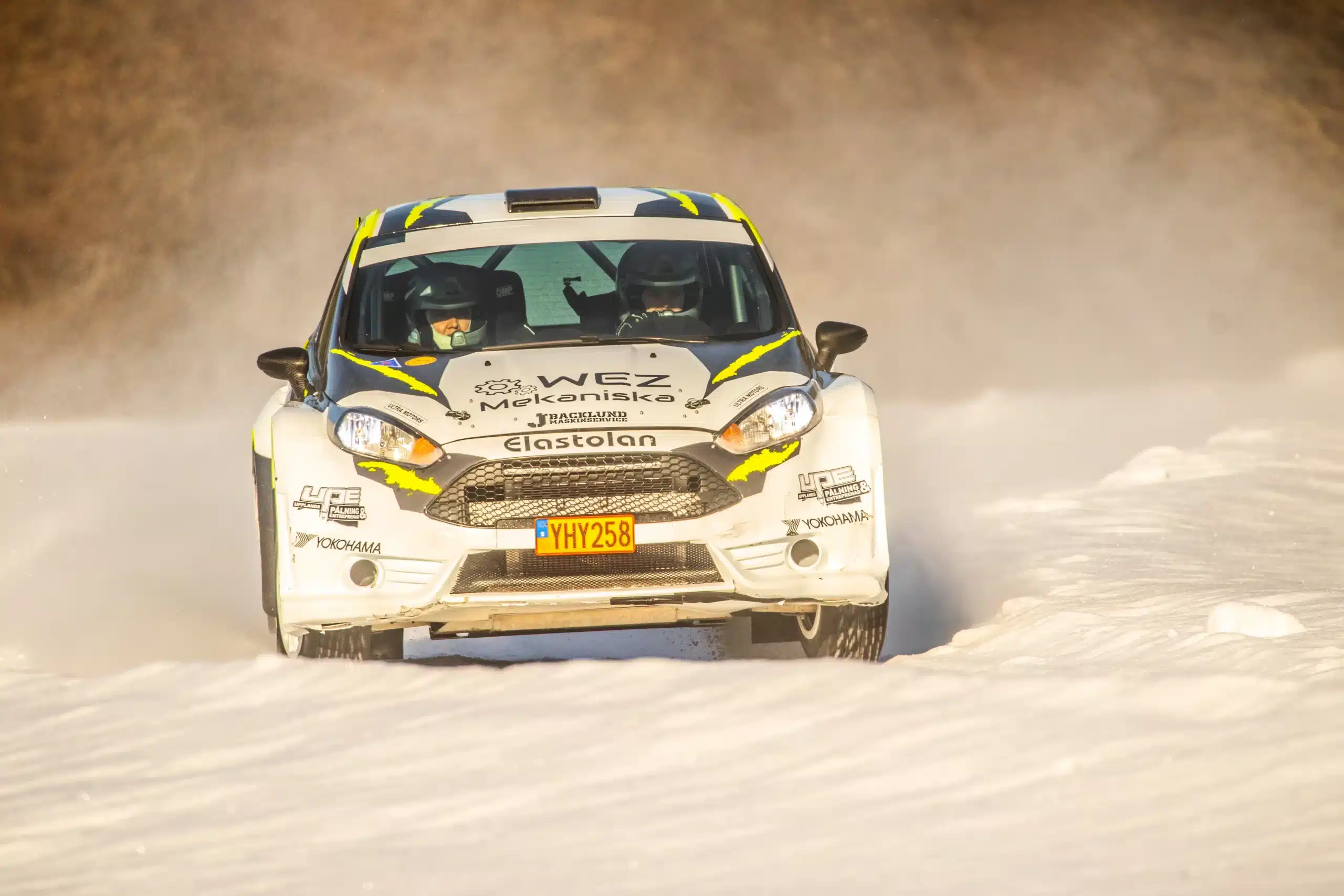 Ännu en vinter Rally Sprint på Tierp Arena den 18/2, arrangerades av Films MK och TMO, blev en minnesvärd och framgångsrik dag för både tävlande och arrangörer! 25 tävlande ekipage fick verkligen känna på vinterns utmaningar och leverera imponerande prestationer på den 5,1 km långa banan som testade deras skicklighet på is och snö. De snabba partierna, kurvorna, guppen och de tekniska avsnitten, tillsammans med både smala och bredare skogsvägar, skapade en riktigt utmanande och spännande bana. Arrangörerna är överväldigade av den positiva feedbacken från de nöjda tävlande. Banans tillstånd, varierande terräng och den övergripande organisationen blev verkligen uppskattade. Vi är tacksamma för det fantastiska samarbetet och den energi som alla deltagare bidrog med för att göra detta till en lyckad dag. Ett stort tack till alla som var med och gjorde den här vinter Rally Sprinten på Tierp Arena till en framgångsrik och minnesvärd händelse. Vi ser fram emot framtida evenemang och nya utmaningar! Hälsningar, Films MK & TMO